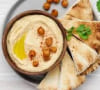 Houmous mit Kräutern und Pita-Brot